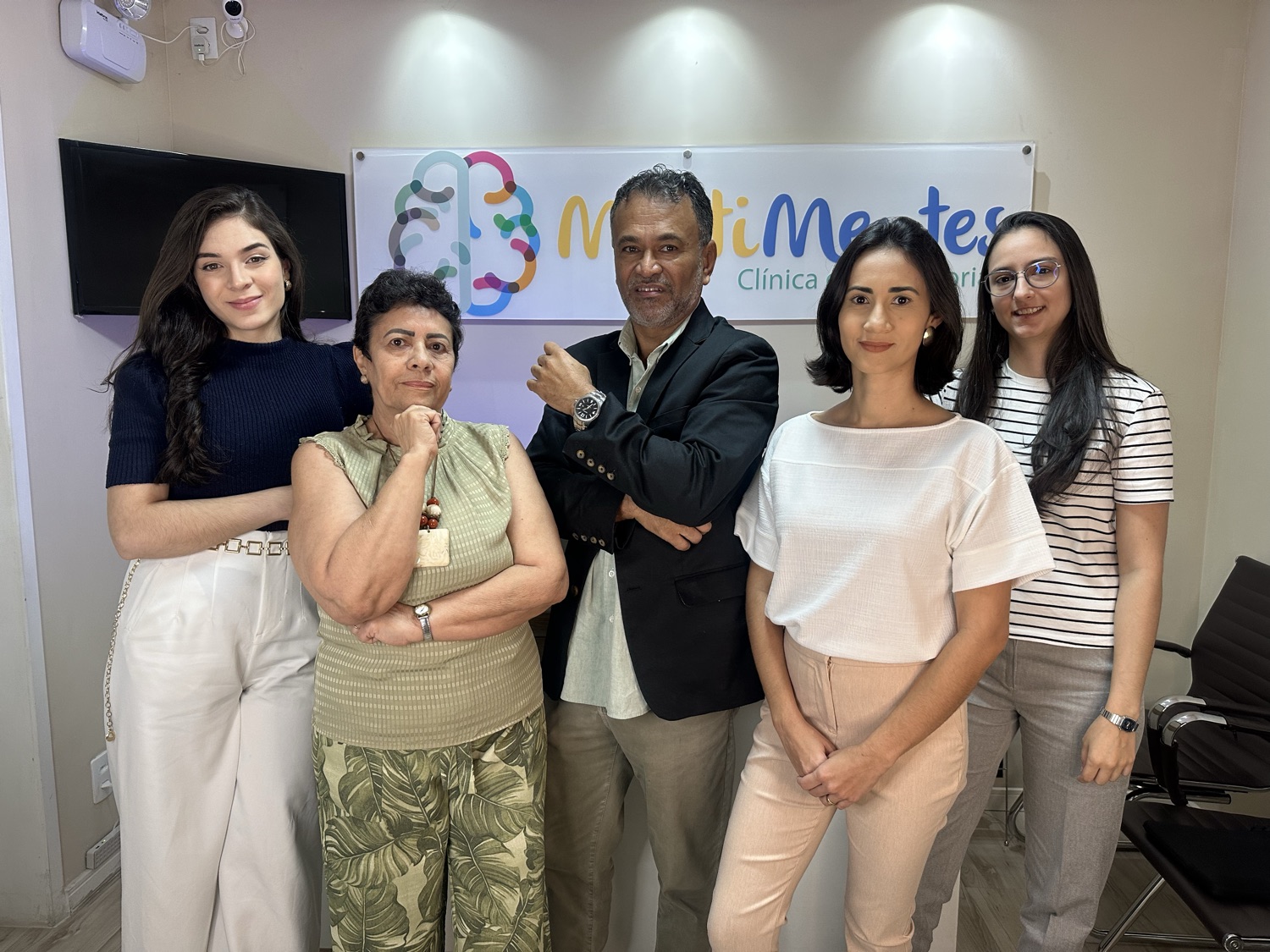Equipe multiprofissional da clínica MultiMentes reunida na recepção